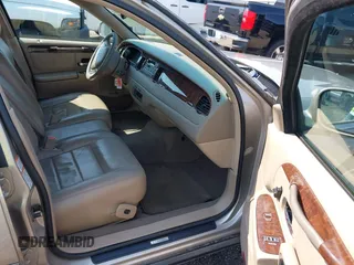 2002 Lincoln Town Car Executive z VIN 1LNHM81W12Y620302, wystawiony jako IAAI lot #41952738 z przebiegiem 83 062 mil mil oraz . Historia ofert i sprzedaży dostępna na DreamBid. Obrazek 5.