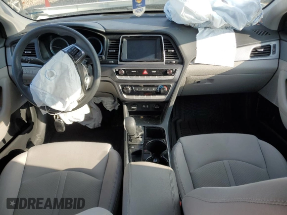 2018 Hyundai Sonata SE z VIN 5NPE24AF3JH599877, wystawiony jako Copart lot #82849334 z przebiegiem Nie podano mil oraz Szkoda całkowita • Salvage title. Historia ofert i sprzedaży dostępna na DreamBid. Obrazek 8.