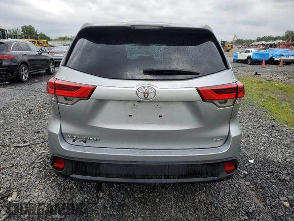 2018 Toyota Highlander LE with VIN 5TDBZRFH0JS841346, listed as a Copart auction lot 58398885 with 61,935 mi miles and Salvage title. Bid and sale history available at DreamBid. Image 6.