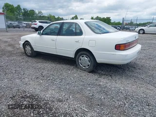 1992 Toyota Camry LE z VIN 4T1SK12E0NU021654, wystawiony jako IAAI lot #42305378 z przebiegiem 305 421 mil mil oraz . Historia ofert i sprzedaży dostępna na DreamBid. Obrazek 3.