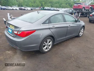 2011 Hyundai Sonata Limited z VIN 5NPEC4AC7BH304445, wystawiony jako IAAI lot #42240429 z przebiegiem 126 657 mil mil oraz . Historia ofert i sprzedaży dostępna na DreamBid. Obrazek 4.