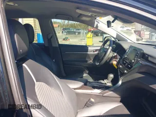 2022 Toyota Camry SE z VIN 4T1G11AK4NU040899, wystawiony jako IAAI lot #41736850 z przebiegiem 64 183 mil mil oraz . Historia ofert i sprzedaży dostępna na DreamBid. Obrazek 5.