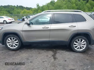 2017 Jeep Cherokee Limited z VIN 1C4PJLDS7HW585449, wystawiony jako IAAI lot #42357859 z przebiegiem 90 268 mil mil oraz . Historia ofert i sprzedaży dostępna na DreamBid. Obrazek 14.