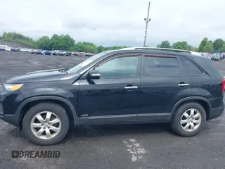 2013 Kia Sorento LX z VIN 5XYKTDA20DG420283, wystawiony jako IAAI lot #42528439 z przebiegiem 140 891 mil mil oraz . Historia ofert i sprzedaży dostępna na DreamBid. Obrazek 6.