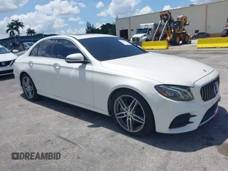 2017 Mercedes-Benz E 300 Luxury z VIN WDDZF4JB2HA068776, wystawiony jako IAAI lot #42470902 z przebiegiem 105 293 mil mil oraz . Historia ofert i sprzedaży dostępna na DreamBid. Obrazek 1.