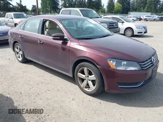 2013 Volkswagen Passat SE z VIN 1VWBN7A30DC142670, wystawiony jako IAAI lot #42213945 z przebiegiem 248 169 mil mil oraz . Historia ofert i sprzedaży dostępna na DreamBid. Obrazek 1.