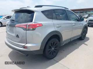 2018 Toyota RAV4 XLE z VIN 2T3RFREV6JW818232, wystawiony jako IAAI lot #42438512 z przebiegiem 97 882 mil mil oraz . Historia ofert i sprzedaży dostępna na DreamBid. Obrazek 4.