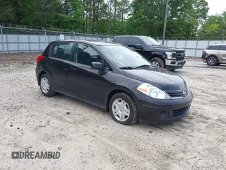 2011 Nissan Versa S z VIN 3N1BC1CPXBL411512, wystawiony jako IAAI lot #42260219 z przebiegiem 150 741 mil mil oraz . Historia ofert i sprzedaży dostępna na DreamBid. Obrazek 1.