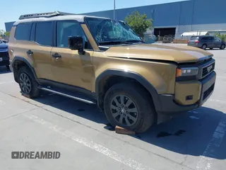 2025 Toyota Land Cruiser 1958 Edition z VIN JTEABFAJ7SK035212, wystawiony jako IAAI lot #42150778 z przebiegiem 2566 mil mil oraz . Historia ofert i sprzedaży dostępna na DreamBid. Obrazek 1.