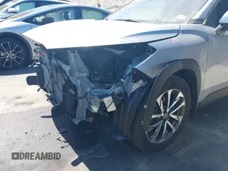 2024 Toyota Corolla Cross XLE z VIN 7MUDAAAG3RV091250, wystawiony jako IAAI lot #42749438 z przebiegiem 13 481 mil mil oraz . Historia ofert i sprzedaży dostępna na DreamBid. Obrazek 6.