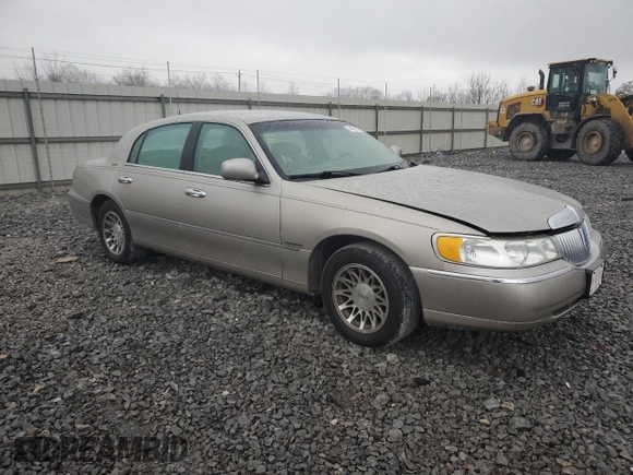 2000 Lincoln Town Car Signature with VIN 1LNHM82W2YY770068, listed as a Copart auction lot 44062385 with 109,941 mi miles and Salvage title. Bid and sale history available at DreamBid. Image 4.
