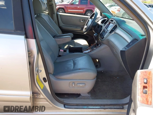 2006 Toyota Highlander Hybrid with VIN JTEEW21A560019431, listed as a IAAI auction lot 42112205 with 240,527 mi miles. Bid and sale history available at carsss.com. Image 5.