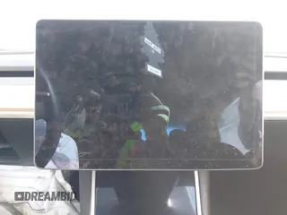 2020 Tesla Model 3 Standard Range Plus z VIN 5YJ3E1EA0LF739011, wystawiony jako IAAI lot #41379792 z przebiegiem Nie podano mil oraz . Historia ofert i sprzedaży dostępna na DreamBid. Obrazek 14.