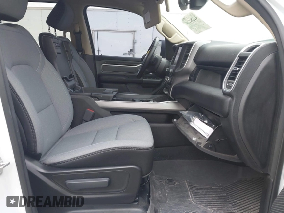 2020 Ram 1500 Big Horn z VIN 1C6SRFFT0LN394102, wystawiony jako IAAI lot #42282361 z przebiegiem 56 065 mil mil oraz . Historia ofert i sprzedaży dostępna na DreamBid. Obrazek 5.