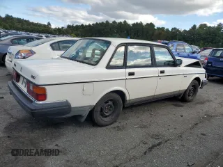 1993 Volvo 240 z VIN YV1AS8805P1479399, wystawiony jako Copart lot #72442804 z przebiegiem 163 003 mil mil oraz Szkody całkowita. Historia ofert i sprzedaży dostępna na DreamBid. Obrazek 3.