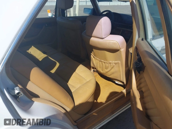 1989 Mercedes-Benz 560 with VIN WDBCA39DXKA433631, listed as a IAAI auction lot 41687132 with 137,621 mi miles and . Bid and sale history available at DreamBid. Image 8.
