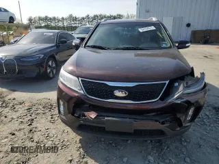 2015 Kia Sorento LX z VIN 5XYKT4A70FG581697, wystawiony jako Copart lot #54708075 z przebiegiem 81 393 mil mil oraz Szkoda całkowita • Salvage title. Historia ofert i sprzedaży dostępna na DreamBid. Obrazek 5.