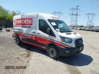 2020 Ford Transit Cargo z VIN 1FTBR1C89LKA58509, wystawiony jako IAAI lot #42053929 z przebiegiem Nie podano mil oraz . Historia ofert i sprzedaży dostępna na DreamBid. Obrazek 1.
