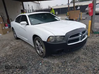 2013 Dodge Charger SXT z VIN 2C3CDXJG8DH528767, wystawiony jako IAAI lot #41627596 z przebiegiem 204 619 mil mil oraz . Historia ofert i sprzedaży dostępna na DreamBid. Obrazek 1.