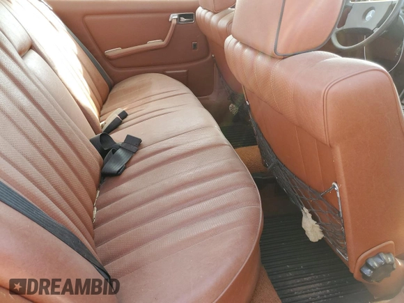 1981 Mercedes-Benz 300 D с VIN WDBAB30A2BB219265, выставлен на аукционе Copart как лот 77296414 с пробегом Не указан миль и Чистый • Clean title. История ставок и продаж доступна на DreamBid. Изображение 10.