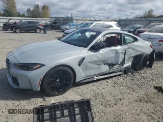 2024 BMW M4 Competition z VIN WBS33AZ09RCP70277, wystawiony jako Copart lot #72651774 z przebiegiem 6685 mil mil oraz Szkody całkowita. Historia ofert i sprzedaży dostępna na DreamBid. Obrazek 1.