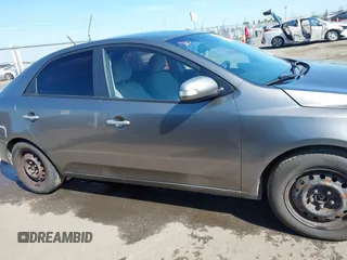 2010 Kia Forte EX z VIN KNAFU4A21A5118825, wystawiony jako IAAI lot #42138046 z przebiegiem 250 125 mil mil oraz . Historia ofert i sprzedaży dostępna na DreamBid. Obrazek 13.