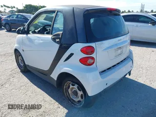 2013 Smart fortwo Pure z VIN WMEEJ3BA5DK619182, wystawiony jako IAAI lot #41857040 z przebiegiem 84 840 mil mil oraz . Historia ofert i sprzedaży dostępna na DreamBid. Obrazek 3.