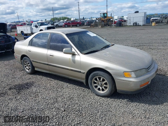 1995 Honda Accord LX with VIN 1HGCD563XSA013868, listed as a IAAI auction lot 42053028 with 184,181 mi miles and . Bid and sale history available at carsss.com. Image 1.