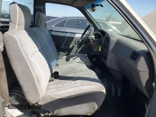 1992 Toyota Pickup z VIN JT4RN81A1N0094217, wystawiony jako Copart lot #56062545 z przebiegiem 242 256 mil mil oraz Szkoda całkowita • Salvage title. Historia ofert i sprzedaży dostępna na DreamBid. Obrazek 10.