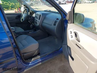 2007 Ford Escape XLT with VIN 1FMYU93137KA13657, listed as a IAAI auction lot 42060707 with 118,580 mi miles. Bid and sale history available at carsss.com. Image 5.