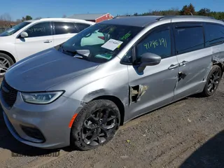 2021 Chrysler Pacifica Touring z VIN 2C4RC1FG8MR565455, wystawiony jako IAAI lot #41796891 z przebiegiem 105 645 mil mil oraz . Historia ofert i sprzedaży dostępna na DreamBid. Obrazek 2.
