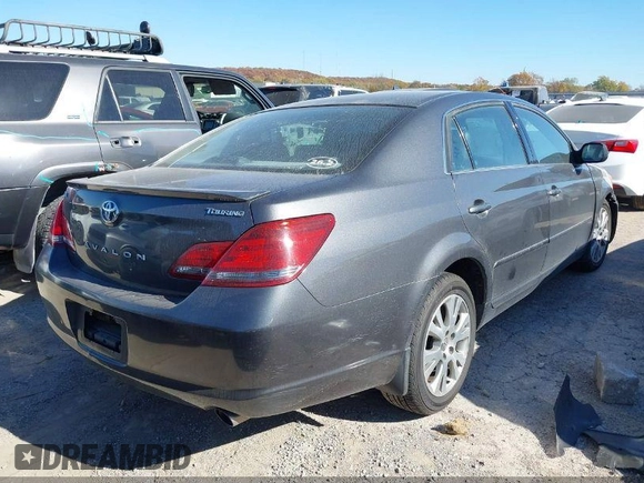 2008 Toyota Avalon XL z VIN 4T1BK36B48U318961, wystawiony jako IAAI lot #39317874 z przebiegiem 334 707 mil mil oraz . Historia ofert i sprzedaży dostępna na DreamBid. Obrazek 4.