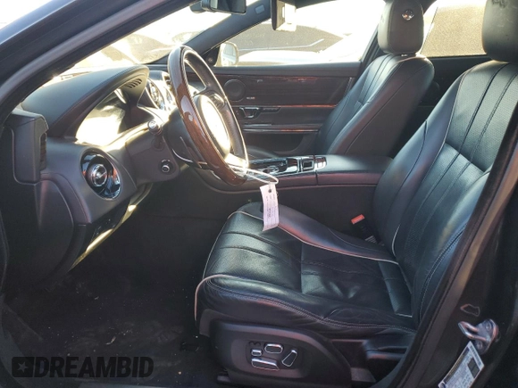 2015 Jaguar XJ Portfolio z VIN SAJWJ2GD9F8V85717, wystawiony jako Copart lot #82539734 z przebiegiem 113 721 mil mil oraz Szkoda całkowita • Salvage title. Historia ofert i sprzedaży dostępna na DreamBid. Obrazek 7.