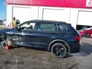 2023 Volkswagen Tiguan SE R-Line Black z VIN 3VVCB7AX5PM100499, wystawiony jako IAAI lot #41261505 z przebiegiem 26 677 mil mil oraz . Historia ofert i sprzedaży dostępna na DreamBid. Obrazek 14.
