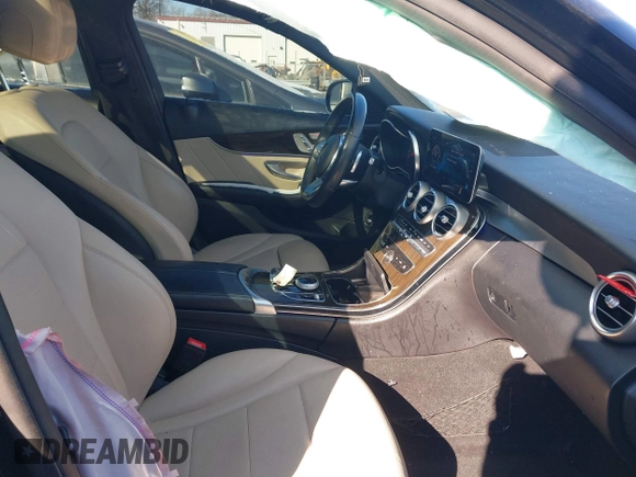 2019 Mercedes-Benz C 300 z VIN 55SWF8DB9KU322058, wystawiony jako IAAI lot #41387405 z przebiegiem 73 483 mil mil oraz . Historia ofert i sprzedaży dostępna na DreamBid. Obrazek 5.