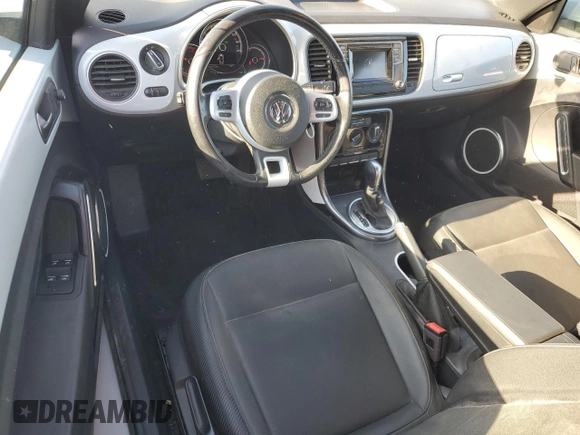2018 Volkswagen Beetle S z VIN 3VW5DAAT8JM517356, wystawiony jako Copart lot #52709705 z przebiegiem 36 437 mil mil oraz Szkoda całkowita • Salvage title. Historia ofert i sprzedaży dostępna na DreamBid. Obrazek 8.
