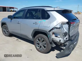 2023 Toyota RAV4 Hybrid XLE Premium z VIN 4T3B6RFV6PU139151, wystawiony jako IAAI lot #41665860 z przebiegiem 7 171 mil mil oraz . Historia ofert i sprzedaży dostępna na DreamBid. Obrazek 3.