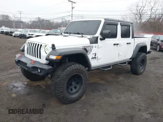 2020 Jeep Gladiator Sport S z VIN 1C6HJTAG0LL129461, wystawiony jako IAAI lot #41464713 z przebiegiem 66 625 mil mil oraz . Historia ofert i sprzedaży dostępna na DreamBid. Obrazek 2.