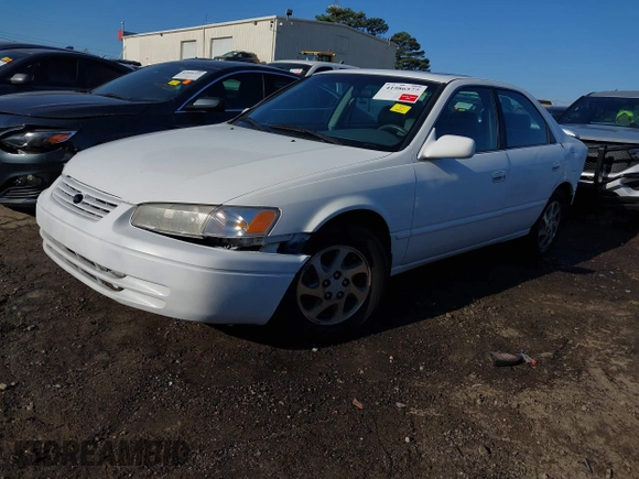1999 Toyota Camry LE z VIN 4T1BF28K5XU930080, wystawiony jako IAAI lot #41986577 z przebiegiem 145 224 mil mil oraz . Historia ofert i sprzedaży dostępna na DreamBid. Obrazek 19.