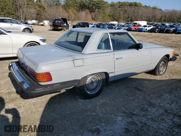 1983 Mercedes-Benz 380 SL z VIN WDBBA45AXDB027231, wystawiony jako Copart lot #44577535 z przebiegiem 117 712 mil mil oraz Czysty tytuł • Clean title. Historia ofert i sprzedaży dostępna na DreamBid. Obrazek 3.