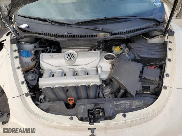 2010 Volkswagen New Beetle Coupe with VIN 3VWRG3AG5AM031773, listed as a Copart auction lot 43040385 with 105,448 mi miles and Salvage Title. Bid and sale history available at carsss.com. Image 13.