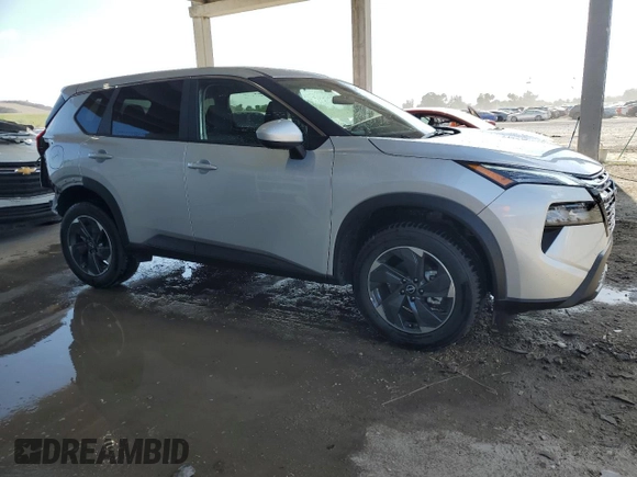 2025 Nissan Rogue SV with VIN 5N1BT3BA3SC826958, listed as a Copart auction lot 54581915 with 1,204 mi miles and Clean Title. Bid and sale history available at DreamBid. Image 4.