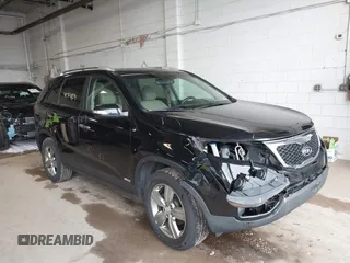 2013 Kia Sorento EX z VIN 5XYKUCA66DG399756, wystawiony jako IAAI lot #42319874 z przebiegiem 150 146 mil mil oraz . Historia ofert i sprzedaży dostępna na DreamBid. Obrazek 1.