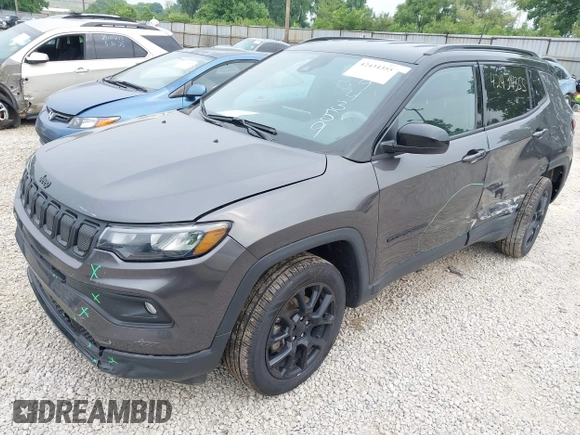 2022 Jeep Compass Latitude z VIN 3C4NJDBBXNT194359, wystawiony jako IAAI lot #42434355 z przebiegiem 45 090 mil mil oraz . Historia ofert i sprzedaży dostępna na DreamBid. Obrazek 2.