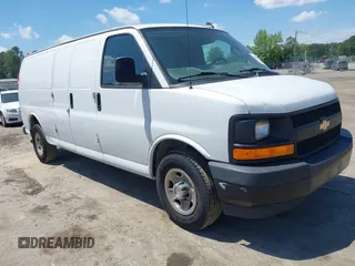2017 Chevrolet Express Cargo z VIN 1GCWGBFFXH1290251, wystawiony jako IAAI lot #42167130 z przebiegiem 201 879 mil mil oraz . Historia ofert i sprzedaży dostępna na DreamBid. Obrazek 1.