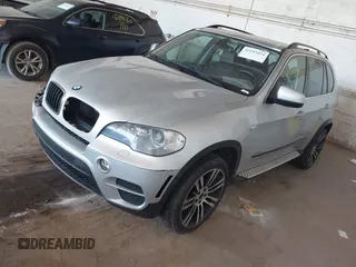 2013 BMW X5 xDrive35i z VIN 5UXZV4C55D0B09049, wystawiony jako IAAI lot #42193454 z przebiegiem 186 845 mil mil oraz . Historia ofert i sprzedaży dostępna na DreamBid. Obrazek 2.