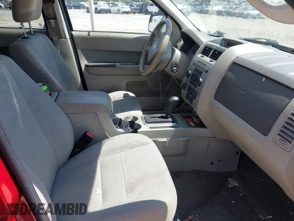 2011 Ford Escape XLT z VIN 1FMCU9D79BKB50978, wystawiony jako IAAI lot #42065969 z przebiegiem 156 619 mil mil oraz . Historia ofert i sprzedaży dostępna na DreamBid. Obrazek 5.