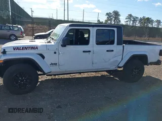 2022 Jeep Gladiator Willys with VIN 1C6HJTAG1NL117631, listed as a IAAI auction lot 41230291 with 33,463 mi miles and . Bid and sale history available at DreamBid. Image 14.