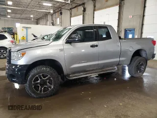 2010 Toyota Tundra z VIN 5TFUM5F17AX005353, wystawiony jako Copart lot #60634745 z przebiegiem 136 470 mil mil oraz Czysty tytuł • Clean title. Historia ofert i sprzedaży dostępna na DreamBid. Obrazek 1.