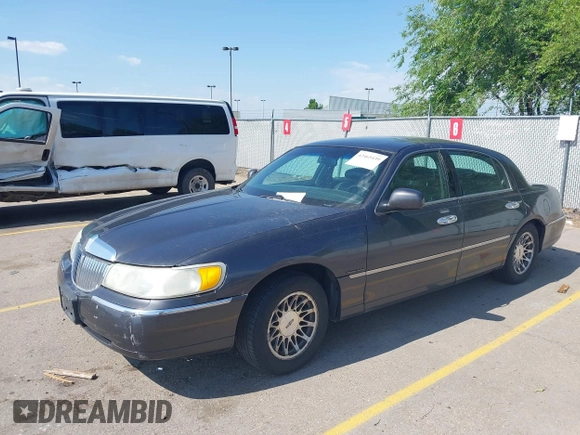 2000 Lincoln Town Car Signature z VIN 1LNHM82W0YY914457, wystawiony jako IAAI lot #42465439 z przebiegiem 237 145 mil mil oraz . Historia ofert i sprzedaży dostępna na DreamBid. Obrazek 2.